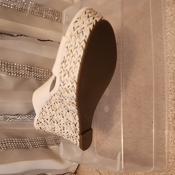 Jennifer Lopez white wedge sandals - never worn - Picture 3 of 3